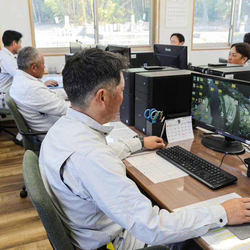 行政や大手企業からの継続的な受注による安定経営